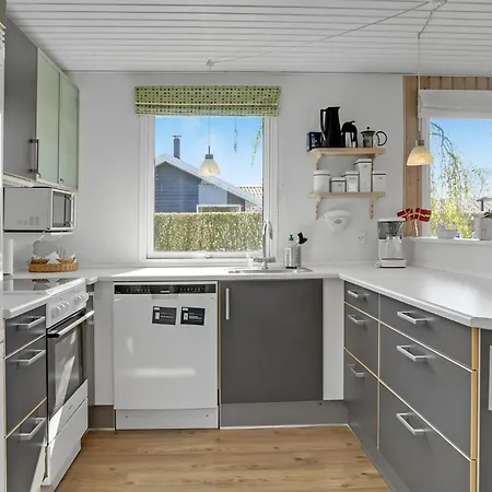 3 Bedroom Beautiful In Juelsminde בית נופש