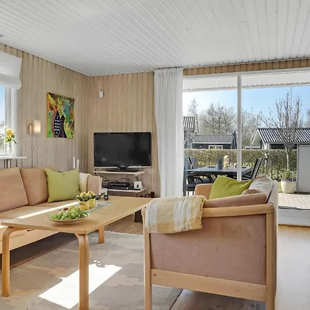 3 Bedroom Beautiful In Juelsminde בית נופש