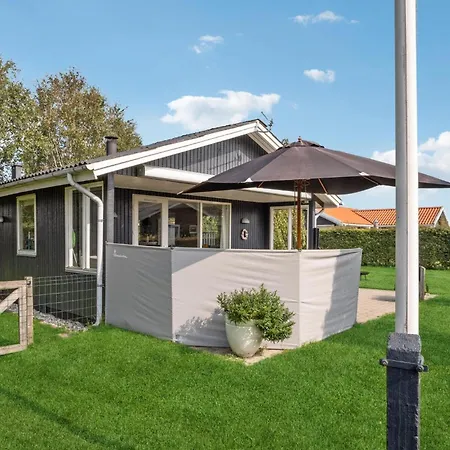 Holiday home 3 Bedroom Beautiful In Juelsminde *