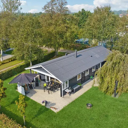 3 Bedroom Beautiful In Juelsminde
