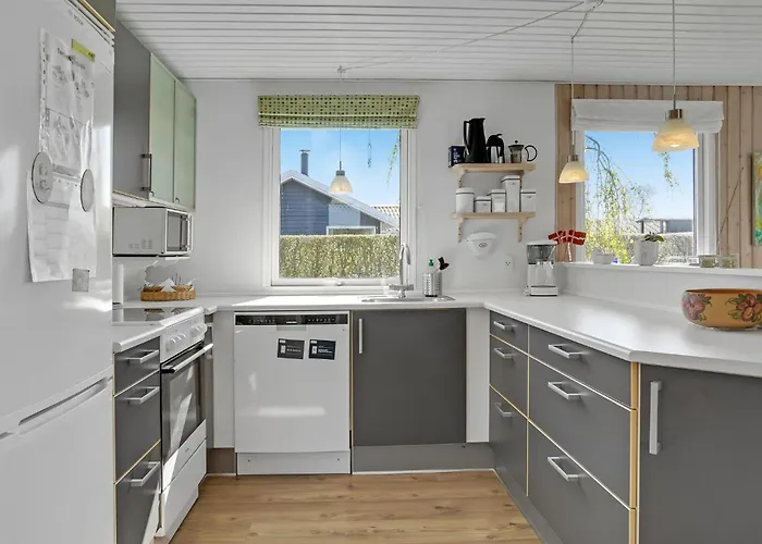 3 Bedroom Beautiful In Juelsminde Ferienhaus