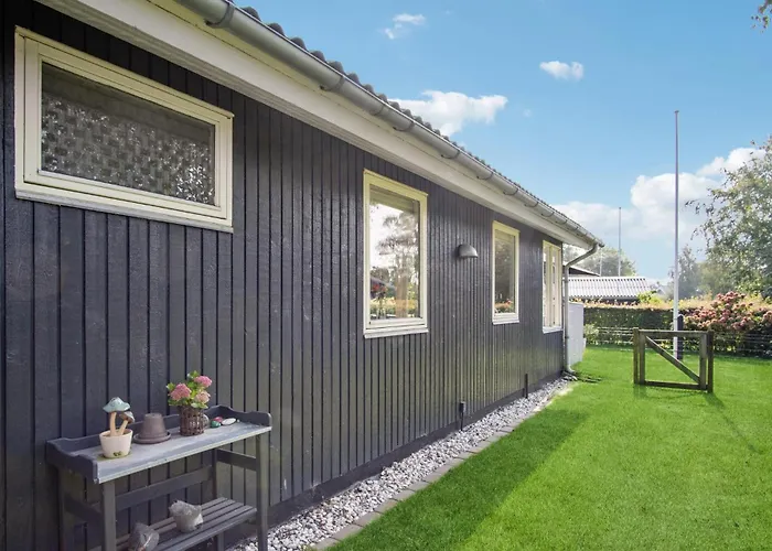 3 Bedroom Beautiful In Juelsminde Ferienhaus *