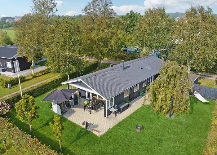 3 Bedroom Beautiful In Juelsminde